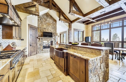 Forest Hills House | Experience stunning views at The Great Escape, with a private hot tub!