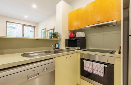 St Kilda Apartment | Experience the St Kilda Vibe from a Cosy Retreat