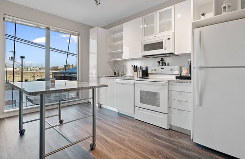 Crossroads Arts District Condo | Experience the Ultimate in Luxury at the Crossroads Newest Upscale Stay 341