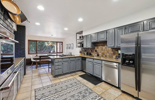 Frisco House | Experience Twins Getaway at Meadow Creek with pool table and hot tub!