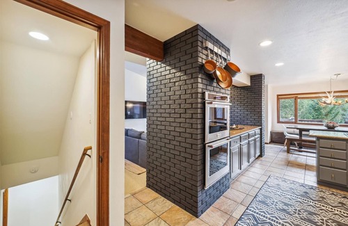 Frisco House | Experience Twins Getaway at Meadow Creek with pool table and hot tub!