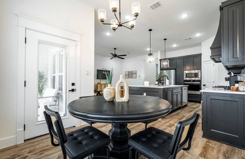 Fort Worth Apartment | Expertly Designed Home w/Fire Pit + Telescope