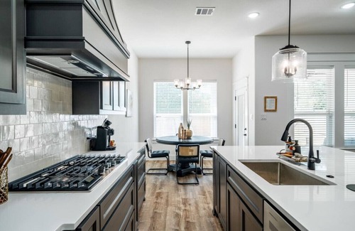 Fort Worth Apartment | Expertly Designed Home w/Fire Pit + Telescope