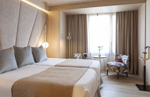 Sant Nicolau Hotel | Explore Historic Sites of Palam! Modern Suite with City View, Prime Location!