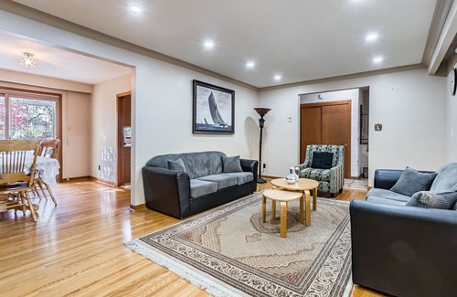 Clarkson-Lorne Park House | Explore Port Credit from Our Charming 4-Bedroom Home!