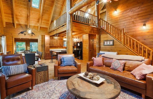 Logan Cabin | Explorer Lodge | Theatre Room | Hocking Hills