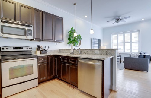Old Town West Apartment | Exquisite 1 BR Apartment at Alexandria