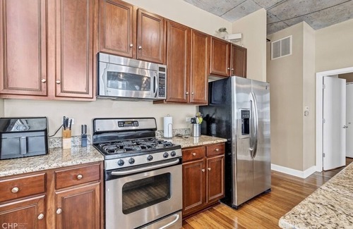 South Loop Apartment | Exquisite 2-Bed Apt in Chicago's Vibrant SouthLoop neighborhood. Gym, 24hdoorman