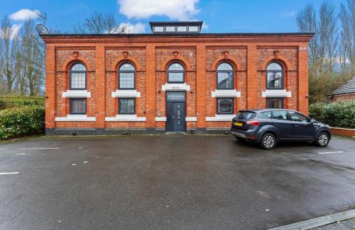 Smethwick Apartment | Exquisite 2-Bedroom Penthouse-Sleeps 7-Free Parking with Workspace & High-Speed WiFi