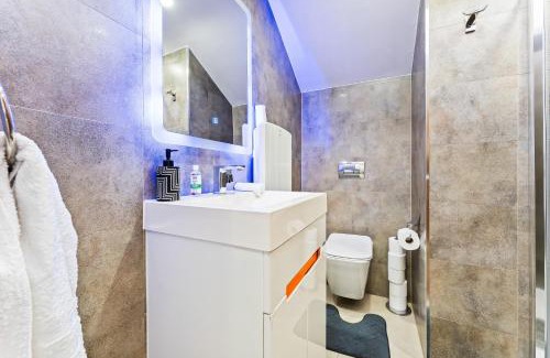 Smethwick Apartment | Exquisite 2-Bedroom Penthouse-Sleeps 7-Free Parking with Workspace & High-Speed WiFi