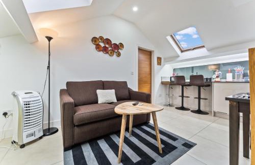 Smethwick Apartment | Exquisite 2-Bedroom Penthouse-Sleeps 7-Free Parking with Workspace & High-Speed WiFi