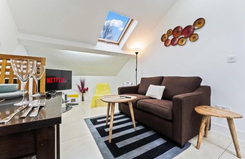 Smethwick Apartment | Exquisite 2-Bedroom Penthouse-Sleeps 7-Free Parking with Workspace & High-Speed WiFi