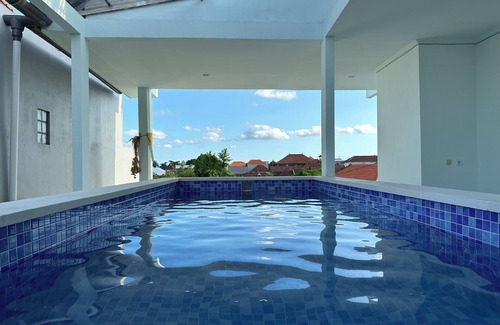Padonan Villa | Exquisite 6BR Villa VENIRE I Centre Canggu I Roof Pool I AirCon I WIFIINetflix
