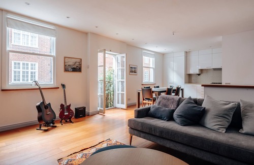 Royal Borough of Kensington and Chelsea House | Exquisite Mews in the Heart of Kensington, Londonn- 3 Bedrooms, 3 Bathrooms