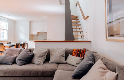 Royal Borough of Kensington and Chelsea House | Exquisite Mews in the Heart of Kensington, Londonn- 3 Bedrooms, 3 Bathrooms