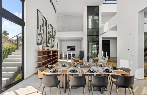 Hallandale Beach House | Exquisite Modern Marvel