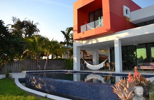 Central Fort Lauderdale House | Exquisite Modern Minimalistic Waterfront Personal Resort