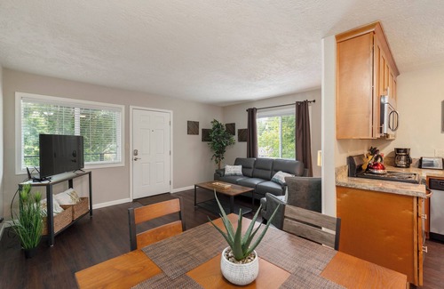 McMinnville Apartment | Extended Stay 1BR Apt Steps to Wine-Dine-Pubs + Dog Friendly #3