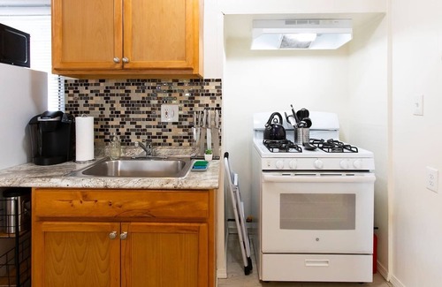Somerset Apartment | EXTENDED STAY - Cozy Cottage w Laundry, Parking & Fast WiFi