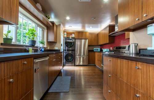 Belmont Heights House | Extended stay Family home - sun room, private deck, chefs kitchen 5 min to beach