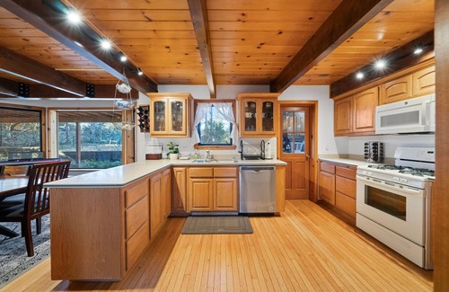 Pine Cove Cabin | Extended stays Grand Cedar Hideaway (30+ days)