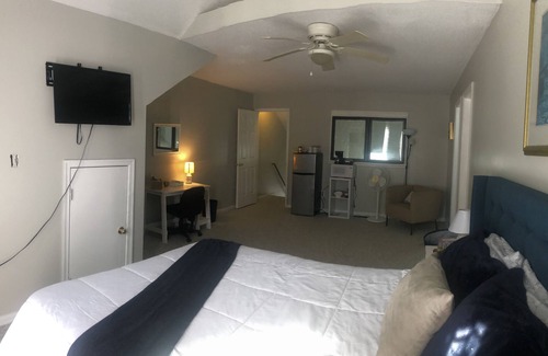 Newport News Bed & Breakfast | Extra large suite with balcony, private, bathroom, free parking