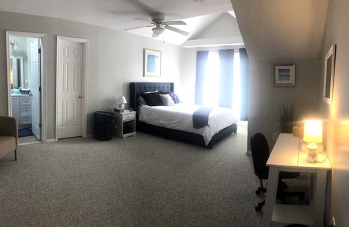 Newport News Bed & Breakfast | Extra large suite with balcony, private, bathroom, free parking