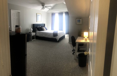 Newport News Bed & Breakfast | Extra large suite with balcony, private, bathroom, free parking