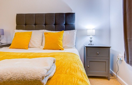 Ipswich Apartment | Extra Large Unit with Bathroom + Shared Kitchen