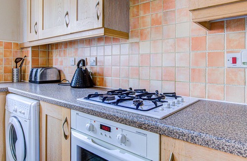 Ipswich Apartment | Extra Large Unit with Bathroom + Shared Kitchen