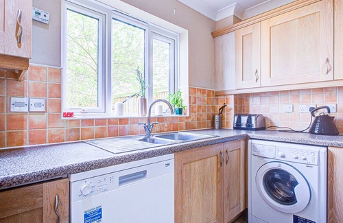 Ipswich Apartment | Extra Large Unit with Bathroom + Shared Kitchen