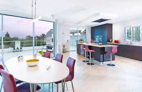 Marbella Villa | Extravagant 8 BDRM Villa In Marbella, Beachside ✔