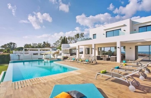 Marbella Villa | Extravagant 8 BDRM Villa In Marbella, Beachside ✔