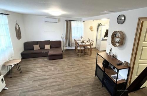 Pusztavacs Apartment | Félholdas pagony Tass B apartman