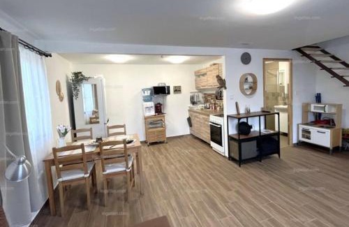 Pusztavacs Apartment | Félholdas pagony Tass B apartman