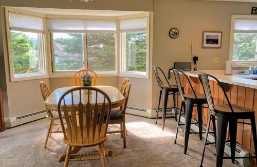 Bretton Woods House | F3 Fairway Village Condo with great mountain views, 8 minute walk from Omni Mount Washington Hotel!