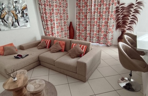 Frejus Plage Apartment | F3 spacious air-conditioned, 70m from Fréjus-Plage beach, parking + WIFI