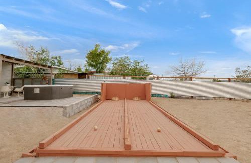 Joshua Tree Villa | Fable by AvantStay 2 Unique Spaces w Bowling Hot Tub Fire Pit Large Yard