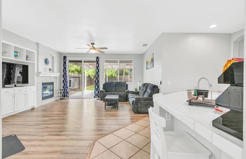 Hood House | Fabulous 2-bedroom house with AC in Elk Grove