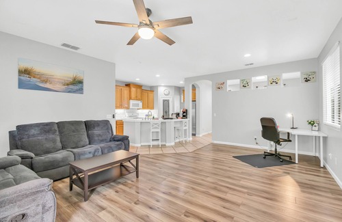 Hood House | Fabulous 2-bedroom house with AC in Elk Grove