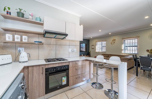 Greater Johannesburg Metropolitan Area House | Fabulous 3-bedroom house with an Office & Wifi 200 Mbps in Johannesburg, Gauteng