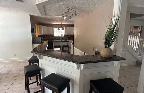 Houston House | Fabulous 5-bedroom house/private Pool in Houston a few minutes from the airport
