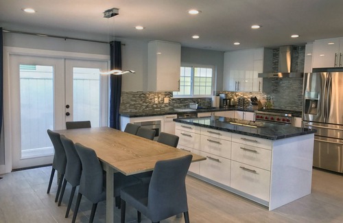 West Newport House | Fabulous Eight Bedroom Townhouse Duplex Near The Sand with AC!