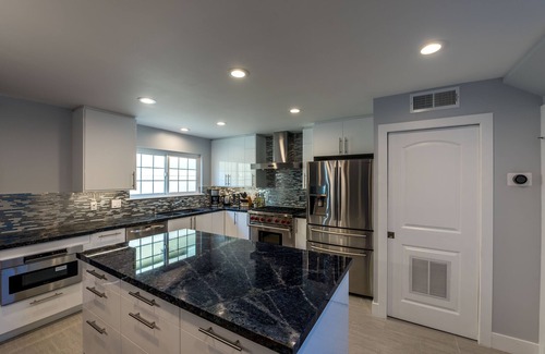 West Newport House | Fabulous Eight Bedroom Townhouse Duplex Near The Sand with AC!