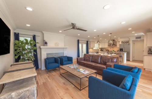 West Newport House | Fabulous Eight Bedroom Townhouse Duplex Near The Sand with AC!