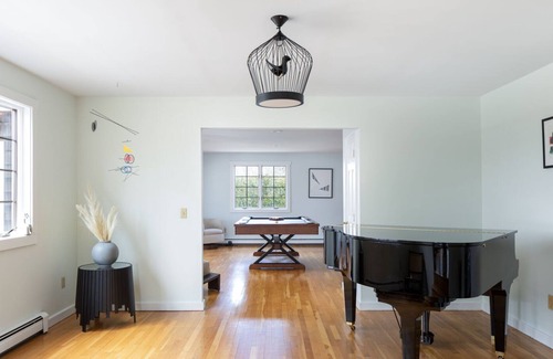 Narragansett House | Fabulous estate on country setting, minutes from area beaches
