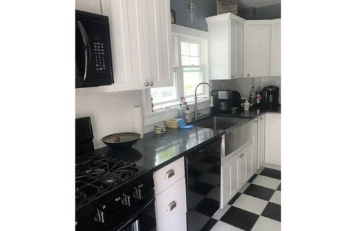 Oneonta House | Fabulous Home w/ all Amenities! Walk to Restaurants & Shops Convenient to ASV