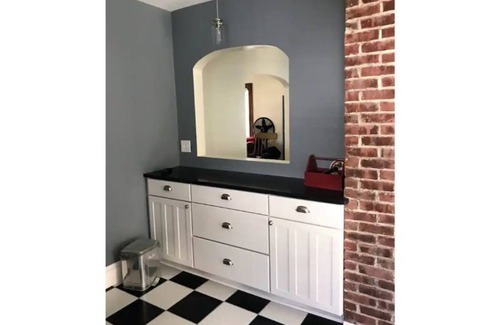 Oneonta House | Fabulous Home w/ all Amenities! Walk to Restaurants & Shops Convenient to ASV