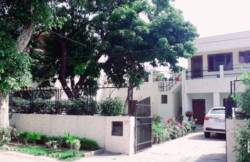 Kishangarh House | Fabulous Large Row House in best location