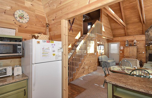 Davis Cabin | Fabulous Rustic Mountain Cabin walking distance to Timberline Mountain Slopes!
